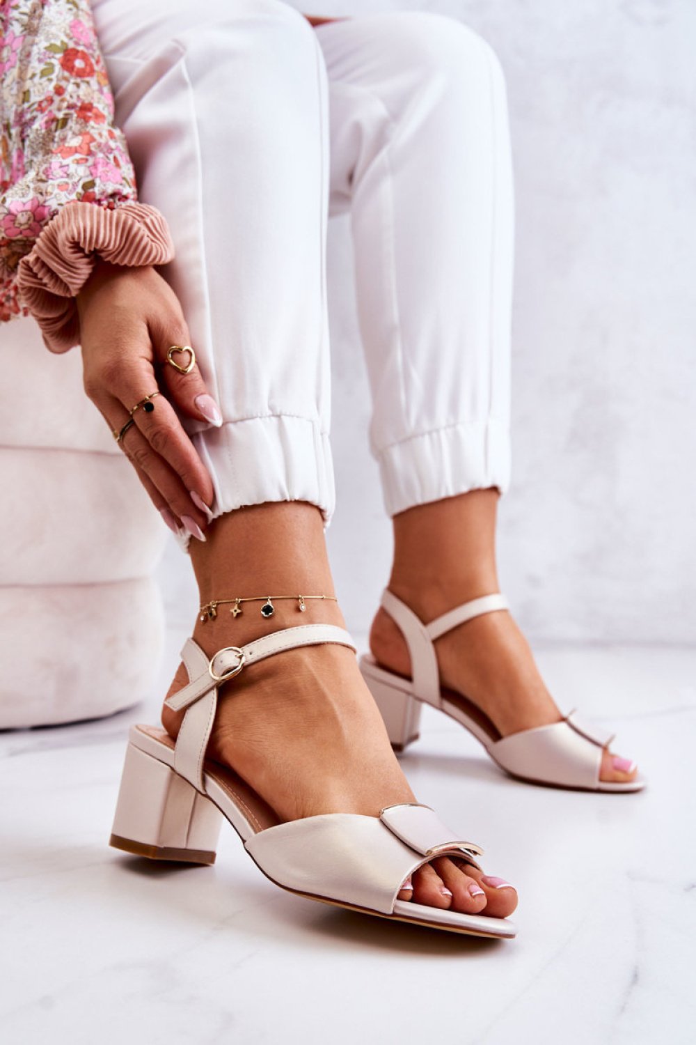 Heel sandals Step in style
