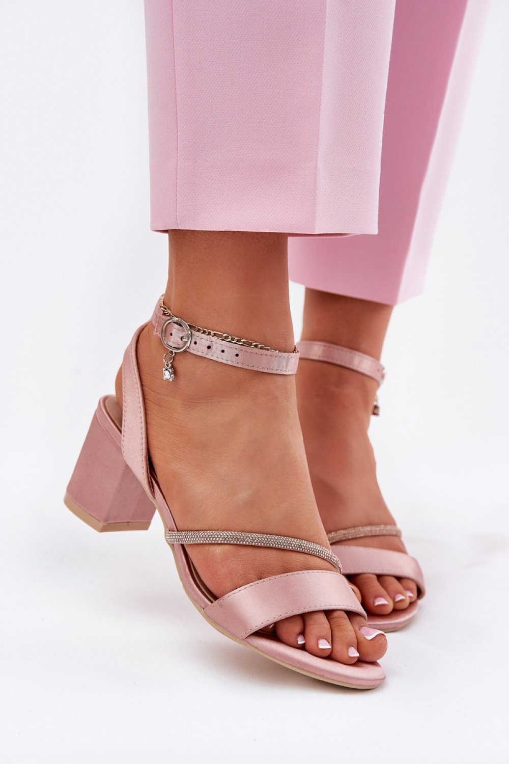 Heel sandals Step in style